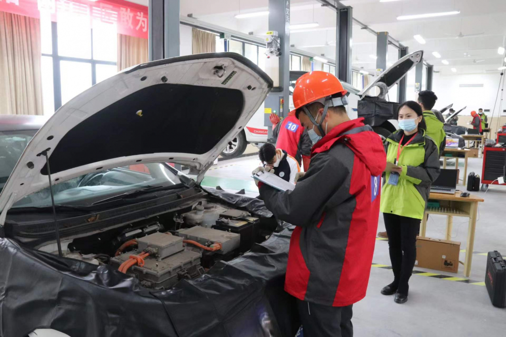 技能比拼展風采 匠心服務護出行——兩江新區機動車維修行業技能競賽側記